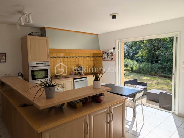 Sur les bords de Loire, sur la commune de Saint-Julien-de-Concelles, Élodie Brecheteau vous propose cette maison construite en 2008, d’une superficie d’environ 117 m².

Implantée sur une parcelle en second rideau de plus de 1 300 m², elle offre un cadre agréable.

La maison se compose d’une entrée avec placard, d’une belle pièce de vie lumineuse bénéficiant d’une triple exposition sud, ouest et nord, avec mezzanine apparente. Cet espace est équipé d’un poêle à pellets.
Vous trouverez également une grande cuisine semi-séparée aménagée et équipée, ainsi qu’une grande salle d'eau avec douche rénovée en 2021 au rez-de-chaussée.

À l’étage, la mezzanine fait actuellement office de bureau, mais peut également être aménagée en salle de jeux ou fermée afin de créer une troisième chambre. 
Vous y découvrirez aussi deux chambres de belles superficies avec grands placards ainsi qu’un WC.

Un vaste garage d’environ 60 m² complète l’ensemble ainsi qu'un grand jardin sans vis à vis avec terrasse.

Maison raccordée au tout-à-l’égout.
Menuiseries à galandage et volets roulants électriques sur une partie de la maison
VMC