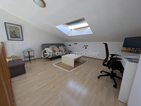 Sur les bords de Loire, sur la commune de Saint-Julien-de-Concelles, Élodie Brecheteau vous propose cette maison construite en 2008, d’une superficie d’environ 117 m².

Implantée sur une parcelle en second rideau de plus de 1 300 m², elle offre un cadre agréable.

La maison se compose d’une entrée avec placard, d’une belle pièce de vie lumineuse bénéficiant d’une triple exposition sud, ouest et nord, avec mezzanine apparente. Cet espace est équipé d’un poêle à pellets.
Vous trouverez également une grande cuisine semi-séparée aménagée et équipée, ainsi qu’une grande salle d'eau avec douche rénovée en 2021 au rez-de-chaussée.

À l’étage, la mezzanine fait actuellement office de bureau, mais peut également être aménagée en salle de jeux ou fermée afin de créer une troisième chambre. 
Vous y découvrirez aussi deux chambres de belles superficies avec grands placards ainsi qu’un WC.

Un vaste garage d’environ 60 m² complète l’ensemble ainsi qu'un grand jardin sans vis à vis avec terrasse.

Maison raccordée au tout-à-l’égout.
Menuiseries à galandage et volets roulants électriques sur une partie de la maison
VMC