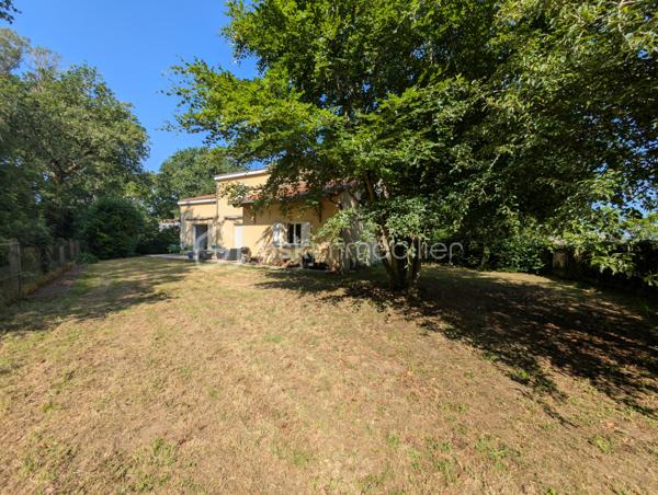 Sur les bords de Loire, sur la commune de Saint-Julien-de-Concelles, Élodie Brecheteau vous propose cette maison construite en 2008, d’une superficie d’environ 117 m².

Implantée sur une parcelle en second rideau de plus de 1 300 m², elle offre un cadre agréable.

La maison se compose d’une entrée avec placard, d’une belle pièce de vie lumineuse bénéficiant d’une triple exposition sud, ouest et nord, avec mezzanine apparente. Cet espace est équipé d’un poêle à pellets.
Vous trouverez également une grande cuisine semi-séparée aménagée et équipée, ainsi qu’une grande salle d'eau avec douche rénovée en 2021 au rez-de-chaussée.

À l’étage, la mezzanine fait actuellement office de bureau, mais peut également être aménagée en salle de jeux ou fermée afin de créer une troisième chambre. 
Vous y découvrirez aussi deux chambres de belles superficies avec grands placards ainsi qu’un WC.

Un vaste garage d’environ 60 m² complète l’ensemble ainsi qu'un grand jardin sans vis à vis avec terrasse.

Maison raccordée au tout-à-l’égout.
Menuiseries à galandage et volets roulants électriques sur une partie de la maison
VMC