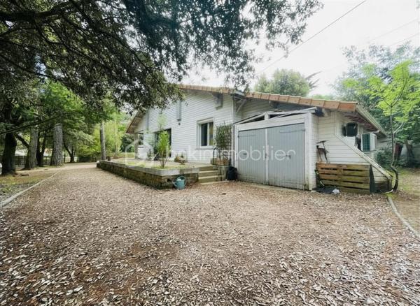 À seulement 200 mètres de l’océan, dans le très recherché secteur des Rochelets à Saint-Brevin-l’Océan, cette maison de caractère profite d’un environnement rare, au calme et à l’ombre des pins.  

Édifiée sur une parcelle arborée d’environ 1 000 m², elle offre près de 130 m² habitables avec une distribution fonctionnelle comprenant cinq chambres, dont trois de plain-pied. Une cuisine indépendante récente, une salle de bains avec WC, un WC séparé ainsi qu’un garage attenant complètent l’ensemble.  

La toiture récemment refaite ainsi que la pompe à chaleur neuve constituent des atouts précieux pour envisager sereinement la suite. La maison présente aujourd’hui une base saine et confortable, tout en laissant la possibilité d’apporter quelques finitions et une touche plus contemporaine selon les envies de ses futurs propriétaires.  

Une adresse prisée pour sa proximité immédiate avec la plage, son atmosphère paisible et la rareté des biens disponibles dans ce secteur de Saint-Brevin.

*Présentation du bien en semaine ET LE WEEK-END, sur rendez-vous*