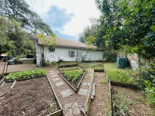 À seulement 200 mètres de l’océan, dans le très recherché secteur des Rochelets à Saint-Brevin-l’Océan, cette maison de caractère profite d’un environnement rare, au calme et à l’ombre des pins.  

Édifiée sur une parcelle arborée d’environ 1 000 m², elle offre près de 130 m² habitables avec une distribution fonctionnelle comprenant cinq chambres, dont trois de plain-pied. Une cuisine indépendante récente, une salle de bains avec WC, un WC séparé ainsi qu’un garage attenant complètent l’ensemble.  

La toiture récemment refaite ainsi que la pompe à chaleur neuve constituent des atouts précieux pour envisager sereinement la suite. La maison présente aujourd’hui une base saine et confortable, tout en laissant la possibilité d’apporter quelques finitions et une touche plus contemporaine selon les envies de ses futurs propriétaires.  

Une adresse prisée pour sa proximité immédiate avec la plage, son atmosphère paisible et la rareté des biens disponibles dans ce secteur de Saint-Brevin.

*Présentation du bien en semaine ET LE WEEK-END, sur rendez-vous*