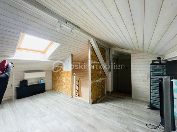 À seulement 200 mètres de l’océan, dans le très recherché secteur des Rochelets à Saint-Brevin-l’Océan, cette maison de caractère profite d’un environnement rare, au calme et à l’ombre des pins.  

Édifiée sur une parcelle arborée d’environ 1 000 m², elle offre près de 130 m² habitables avec une distribution fonctionnelle comprenant cinq chambres, dont trois de plain-pied. Une cuisine indépendante récente, une salle de bains avec WC, un WC séparé ainsi qu’un garage attenant complètent l’ensemble.  

La toiture récemment refaite ainsi que la pompe à chaleur neuve constituent des atouts précieux pour envisager sereinement la suite. La maison présente aujourd’hui une base saine et confortable, tout en laissant la possibilité d’apporter quelques finitions et une touche plus contemporaine selon les envies de ses futurs propriétaires.  

Une adresse prisée pour sa proximité immédiate avec la plage, son atmosphère paisible et la rareté des biens disponibles dans ce secteur de Saint-Brevin.

*Présentation du bien en semaine ET LE WEEK-END, sur rendez-vous*