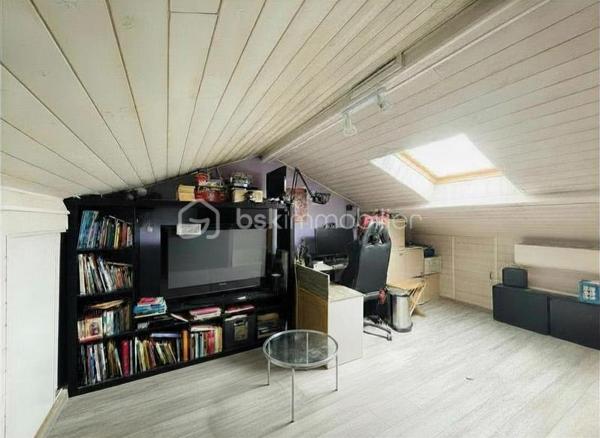 À seulement 200 mètres de l’océan, dans le très recherché secteur des Rochelets à Saint-Brevin-l’Océan, cette maison de caractère profite d’un environnement rare, au calme et à l’ombre des pins.  

Édifiée sur une parcelle arborée d’environ 1 000 m², elle offre près de 130 m² habitables avec une distribution fonctionnelle comprenant cinq chambres, dont trois de plain-pied. Une cuisine indépendante récente, une salle de bains avec WC, un WC séparé ainsi qu’un garage attenant complètent l’ensemble.  

La toiture récemment refaite ainsi que la pompe à chaleur neuve constituent des atouts précieux pour envisager sereinement la suite. La maison présente aujourd’hui une base saine et confortable, tout en laissant la possibilité d’apporter quelques finitions et une touche plus contemporaine selon les envies de ses futurs propriétaires.  

Une adresse prisée pour sa proximité immédiate avec la plage, son atmosphère paisible et la rareté des biens disponibles dans ce secteur de Saint-Brevin.

*Présentation du bien en semaine ET LE WEEK-END, sur rendez-vous*