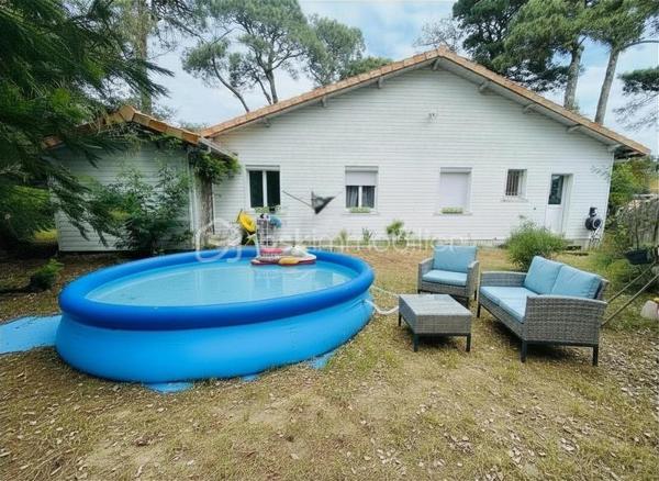 À seulement 200 mètres de l’océan, dans le très recherché secteur des Rochelets à Saint-Brevin-l’Océan, cette maison de caractère profite d’un environnement rare, au calme et à l’ombre des pins.  

Édifiée sur une parcelle arborée d’environ 1 000 m², elle offre près de 130 m² habitables avec une distribution fonctionnelle comprenant cinq chambres, dont trois de plain-pied. Une cuisine indépendante récente, une salle de bains avec WC, un WC séparé ainsi qu’un garage attenant complètent l’ensemble.  

La toiture récemment refaite ainsi que la pompe à chaleur neuve constituent des atouts précieux pour envisager sereinement la suite. La maison présente aujourd’hui une base saine et confortable, tout en laissant la possibilité d’apporter quelques finitions et une touche plus contemporaine selon les envies de ses futurs propriétaires.  

Une adresse prisée pour sa proximité immédiate avec la plage, son atmosphère paisible et la rareté des biens disponibles dans ce secteur de Saint-Brevin.

*Présentation du bien en semaine ET LE WEEK-END, sur rendez-vous*
