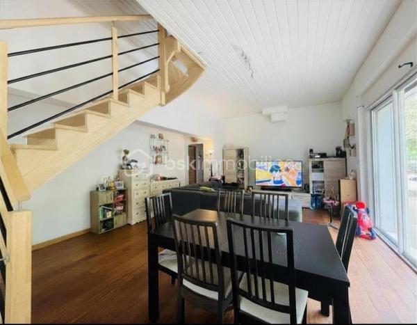 À seulement 200 mètres de l’océan, dans le très recherché secteur des Rochelets à Saint-Brevin-l’Océan, cette maison de caractère profite d’un environnement rare, au calme et à l’ombre des pins.  

Édifiée sur une parcelle arborée d’environ 1 000 m², elle offre près de 130 m² habitables avec une distribution fonctionnelle comprenant cinq chambres, dont trois de plain-pied. Une cuisine indépendante récente, une salle de bains avec WC, un WC séparé ainsi qu’un garage attenant complètent l’ensemble.  

La toiture récemment refaite ainsi que la pompe à chaleur neuve constituent des atouts précieux pour envisager sereinement la suite. La maison présente aujourd’hui une base saine et confortable, tout en laissant la possibilité d’apporter quelques finitions et une touche plus contemporaine selon les envies de ses futurs propriétaires.  

Une adresse prisée pour sa proximité immédiate avec la plage, son atmosphère paisible et la rareté des biens disponibles dans ce secteur de Saint-Brevin.

*Présentation du bien en semaine ET LE WEEK-END, sur rendez-vous*