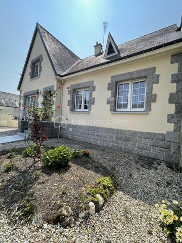 BSK IMMOBILIER vous présente : Rare sur le secteur !
À quelques minutes à pied du centre historique de Ploërmel, découvrez cette maison familiale de 174 m² habitables implantée sur un beau terrain clos, arboré et entretenu de plus de 1 000 m², avec la possibilité de détacher une parcelle constructible (validation mairie obtenue).
Son emplacement privilégié vous permet de profiter de toutes les commodités : commerces, écoles, collèges, lycées, infrastructures médicales, culturelles et sportives.

Construite en 1972 et bien entretenue, cette maison séduit par ses volumes généreux, sa luminosité et ses nombreuses possibilités d'aménagement.
Au rez-de-chaussée : Entrée accueillante, vaste séjour-salon baigné de lumière avec cheminée, cuisine aménagée et équipée, trois belles chambres, salle de bains et WC indépendant.
À l'étage : Grand palier lumineux, deux grandes chambres supplémentaires, une salle d'eau, une pièce avec point d'eau (idéale pour un bureau, pièce d'activité ou chambre d'appoint), WC indépendant..
Espaces complémentaires :
- Grenier aménageable offrant un beau potentiel d'agrandissement
- Sous-sol complet comprenant : Chaufferie avec chaudière gaz Frisquet récente (2020), deux grands garages, une buanderie, espaces de rangement

Un extérieur aux multiples atouts :
Le jardin constitue un véritable coup de cœur : entièrement clos, arboré et engazonné, il offre un cadre de vie agréable et préservé. Un puits avec pompe de puisage complète cet espace idéal pour les amoureux du jardin et les projets familiaux.

Les points forts :
✓ Terrain divisible avec possibilité de créer un terrain à bâtir
✓ Emplacement recherché proche de toutes les commodités
✓ 5 chambres et de beaux volumes de vie
✓ Grenier aménageable
✓ Sous-sol complet avec grand garage
✓ Toiture en ardoises naturelles
✓ Chaudière gaz récente (2020)
✓ Fort potentiel de valorisation

Situation idéale :
Centre-ville accessible à pied
30 minutes de Vannes et du Golfe du Morbihan
45 minutes de Rennes
Accès rapide à la RN24 (2x2 voies)

Une opportunité rare à Ploërmel pour une famille à la recherche d'espace, de confort et d'un investissement offrant un fort potentiel d'évolution.
Contactez-moi rapidement afin d'organiser une visite sans tarder !