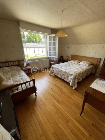BSK IMMOBILIER vous présente : Rare sur le secteur !
À quelques minutes à pied du centre historique de Ploërmel, découvrez cette maison familiale de 174 m² habitables implantée sur un beau terrain clos, arboré et entretenu de plus de 1 000 m², avec la possibilité de détacher une parcelle constructible (validation mairie obtenue).
Son emplacement privilégié vous permet de profiter de toutes les commodités : commerces, écoles, collèges, lycées, infrastructures médicales, culturelles et sportives.

Construite en 1972 et bien entretenue, cette maison séduit par ses volumes généreux, sa luminosité et ses nombreuses possibilités d'aménagement.
Au rez-de-chaussée : Entrée accueillante, vaste séjour-salon baigné de lumière avec cheminée, cuisine aménagée et équipée, trois belles chambres, salle de bains et WC indépendant.
À l'étage : Grand palier lumineux, deux grandes chambres supplémentaires, une salle d'eau, une pièce avec point d'eau (idéale pour un bureau, pièce d'activité ou chambre d'appoint), WC indépendant..
Espaces complémentaires :
- Grenier aménageable offrant un beau potentiel d'agrandissement
- Sous-sol complet comprenant : Chaufferie avec chaudière gaz Frisquet récente (2020), deux grands garages, une buanderie, espaces de rangement

Un extérieur aux multiples atouts :
Le jardin constitue un véritable coup de cœur : entièrement clos, arboré et engazonné, il offre un cadre de vie agréable et préservé. Un puits avec pompe de puisage complète cet espace idéal pour les amoureux du jardin et les projets familiaux.

Les points forts :
✓ Terrain divisible avec possibilité de créer un terrain à bâtir
✓ Emplacement recherché proche de toutes les commodités
✓ 5 chambres et de beaux volumes de vie
✓ Grenier aménageable
✓ Sous-sol complet avec grand garage
✓ Toiture en ardoises naturelles
✓ Chaudière gaz récente (2020)
✓ Fort potentiel de valorisation

Situation idéale :
Centre-ville accessible à pied
30 minutes de Vannes et du Golfe du Morbihan
45 minutes de Rennes
Accès rapide à la RN24 (2x2 voies)

Une opportunité rare à Ploërmel pour une famille à la recherche d'espace, de confort et d'un investissement offrant un fort potentiel d'évolution.
Contactez-moi rapidement afin d'organiser une visite sans tarder !