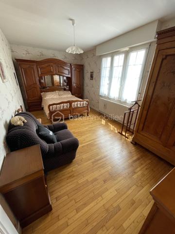 BSK IMMOBILIER vous présente : Rare sur le secteur !
À quelques minutes à pied du centre historique de Ploërmel, découvrez cette maison familiale de 174 m² habitables implantée sur un beau terrain clos, arboré et entretenu de plus de 1 000 m², avec la possibilité de détacher une parcelle constructible (validation mairie obtenue).
Son emplacement privilégié vous permet de profiter de toutes les commodités : commerces, écoles, collèges, lycées, infrastructures médicales, culturelles et sportives.

Construite en 1972 et bien entretenue, cette maison séduit par ses volumes généreux, sa luminosité et ses nombreuses possibilités d'aménagement.
Au rez-de-chaussée : Entrée accueillante, vaste séjour-salon baigné de lumière avec cheminée, cuisine aménagée et équipée, trois belles chambres, salle de bains et WC indépendant.
À l'étage : Grand palier lumineux, deux grandes chambres supplémentaires, une salle d'eau, une pièce avec point d'eau (idéale pour un bureau, pièce d'activité ou chambre d'appoint), WC indépendant..
Espaces complémentaires :
- Grenier aménageable offrant un beau potentiel d'agrandissement
- Sous-sol complet comprenant : Chaufferie avec chaudière gaz Frisquet récente (2020), deux grands garages, une buanderie, espaces de rangement

Un extérieur aux multiples atouts :
Le jardin constitue un véritable coup de cœur : entièrement clos, arboré et engazonné, il offre un cadre de vie agréable et préservé. Un puits avec pompe de puisage complète cet espace idéal pour les amoureux du jardin et les projets familiaux.

Les points forts :
✓ Terrain divisible avec possibilité de créer un terrain à bâtir
✓ Emplacement recherché proche de toutes les commodités
✓ 5 chambres et de beaux volumes de vie
✓ Grenier aménageable
✓ Sous-sol complet avec grand garage
✓ Toiture en ardoises naturelles
✓ Chaudière gaz récente (2020)
✓ Fort potentiel de valorisation

Situation idéale :
Centre-ville accessible à pied
30 minutes de Vannes et du Golfe du Morbihan
45 minutes de Rennes
Accès rapide à la RN24 (2x2 voies)

Une opportunité rare à Ploërmel pour une famille à la recherche d'espace, de confort et d'un investissement offrant un fort potentiel d'évolution.
Contactez-moi rapidement afin d'organiser une visite sans tarder !