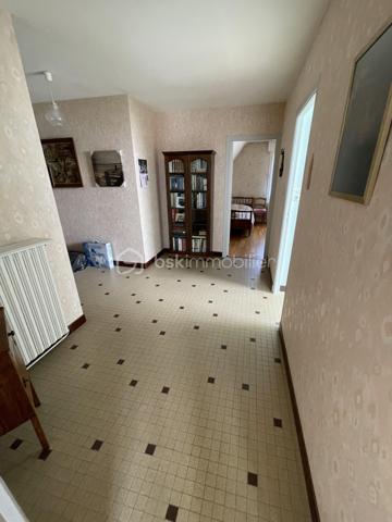 BSK IMMOBILIER vous présente : Rare sur le secteur !
À quelques minutes à pied du centre historique de Ploërmel, découvrez cette maison familiale de 174 m² habitables implantée sur un beau terrain clos, arboré et entretenu de plus de 1 000 m², avec la possibilité de détacher une parcelle constructible (validation mairie obtenue).
Son emplacement privilégié vous permet de profiter de toutes les commodités : commerces, écoles, collèges, lycées, infrastructures médicales, culturelles et sportives.

Construite en 1972 et bien entretenue, cette maison séduit par ses volumes généreux, sa luminosité et ses nombreuses possibilités d'aménagement.
Au rez-de-chaussée : Entrée accueillante, vaste séjour-salon baigné de lumière avec cheminée, cuisine aménagée et équipée, trois belles chambres, salle de bains et WC indépendant.
À l'étage : Grand palier lumineux, deux grandes chambres supplémentaires, une salle d'eau, une pièce avec point d'eau (idéale pour un bureau, pièce d'activité ou chambre d'appoint), WC indépendant..
Espaces complémentaires :
- Grenier aménageable offrant un beau potentiel d'agrandissement
- Sous-sol complet comprenant : Chaufferie avec chaudière gaz Frisquet récente (2020), deux grands garages, une buanderie, espaces de rangement

Un extérieur aux multiples atouts :
Le jardin constitue un véritable coup de cœur : entièrement clos, arboré et engazonné, il offre un cadre de vie agréable et préservé. Un puits avec pompe de puisage complète cet espace idéal pour les amoureux du jardin et les projets familiaux.

Les points forts :
✓ Terrain divisible avec possibilité de créer un terrain à bâtir
✓ Emplacement recherché proche de toutes les commodités
✓ 5 chambres et de beaux volumes de vie
✓ Grenier aménageable
✓ Sous-sol complet avec grand garage
✓ Toiture en ardoises naturelles
✓ Chaudière gaz récente (2020)
✓ Fort potentiel de valorisation

Situation idéale :
Centre-ville accessible à pied
30 minutes de Vannes et du Golfe du Morbihan
45 minutes de Rennes
Accès rapide à la RN24 (2x2 voies)

Une opportunité rare à Ploërmel pour une famille à la recherche d'espace, de confort et d'un investissement offrant un fort potentiel d'évolution.
Contactez-moi rapidement afin d'organiser une visite sans tarder !