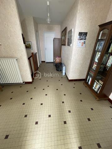 BSK IMMOBILIER vous présente : Rare sur le secteur !
À quelques minutes à pied du centre historique de Ploërmel, découvrez cette maison familiale de 174 m² habitables implantée sur un beau terrain clos, arboré et entretenu de plus de 1 000 m², avec la possibilité de détacher une parcelle constructible (validation mairie obtenue).
Son emplacement privilégié vous permet de profiter de toutes les commodités : commerces, écoles, collèges, lycées, infrastructures médicales, culturelles et sportives.

Construite en 1972 et bien entretenue, cette maison séduit par ses volumes généreux, sa luminosité et ses nombreuses possibilités d'aménagement.
Au rez-de-chaussée : Entrée accueillante, vaste séjour-salon baigné de lumière avec cheminée, cuisine aménagée et équipée, trois belles chambres, salle de bains et WC indépendant.
À l'étage : Grand palier lumineux, deux grandes chambres supplémentaires, une salle d'eau, une pièce avec point d'eau (idéale pour un bureau, pièce d'activité ou chambre d'appoint), WC indépendant..
Espaces complémentaires :
- Grenier aménageable offrant un beau potentiel d'agrandissement
- Sous-sol complet comprenant : Chaufferie avec chaudière gaz Frisquet récente (2020), deux grands garages, une buanderie, espaces de rangement

Un extérieur aux multiples atouts :
Le jardin constitue un véritable coup de cœur : entièrement clos, arboré et engazonné, il offre un cadre de vie agréable et préservé. Un puits avec pompe de puisage complète cet espace idéal pour les amoureux du jardin et les projets familiaux.

Les points forts :
✓ Terrain divisible avec possibilité de créer un terrain à bâtir
✓ Emplacement recherché proche de toutes les commodités
✓ 5 chambres et de beaux volumes de vie
✓ Grenier aménageable
✓ Sous-sol complet avec grand garage
✓ Toiture en ardoises naturelles
✓ Chaudière gaz récente (2020)
✓ Fort potentiel de valorisation

Situation idéale :
Centre-ville accessible à pied
30 minutes de Vannes et du Golfe du Morbihan
45 minutes de Rennes
Accès rapide à la RN24 (2x2 voies)

Une opportunité rare à Ploërmel pour une famille à la recherche d'espace, de confort et d'un investissement offrant un fort potentiel d'évolution.
Contactez-moi rapidement afin d'organiser une visite sans tarder !