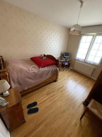 BSK IMMOBILIER vous présente : Rare sur le secteur !
À quelques minutes à pied du centre historique de Ploërmel, découvrez cette maison familiale de 174 m² habitables implantée sur un beau terrain clos, arboré et entretenu de plus de 1 000 m², avec la possibilité de détacher une parcelle constructible (validation mairie obtenue).
Son emplacement privilégié vous permet de profiter de toutes les commodités : commerces, écoles, collèges, lycées, infrastructures médicales, culturelles et sportives.

Construite en 1972 et bien entretenue, cette maison séduit par ses volumes généreux, sa luminosité et ses nombreuses possibilités d'aménagement.
Au rez-de-chaussée : Entrée accueillante, vaste séjour-salon baigné de lumière avec cheminée, cuisine aménagée et équipée, trois belles chambres, salle de bains et WC indépendant.
À l'étage : Grand palier lumineux, deux grandes chambres supplémentaires, une salle d'eau, une pièce avec point d'eau (idéale pour un bureau, pièce d'activité ou chambre d'appoint), WC indépendant..
Espaces complémentaires :
- Grenier aménageable offrant un beau potentiel d'agrandissement
- Sous-sol complet comprenant : Chaufferie avec chaudière gaz Frisquet récente (2020), deux grands garages, une buanderie, espaces de rangement

Un extérieur aux multiples atouts :
Le jardin constitue un véritable coup de cœur : entièrement clos, arboré et engazonné, il offre un cadre de vie agréable et préservé. Un puits avec pompe de puisage complète cet espace idéal pour les amoureux du jardin et les projets familiaux.

Les points forts :
✓ Terrain divisible avec possibilité de créer un terrain à bâtir
✓ Emplacement recherché proche de toutes les commodités
✓ 5 chambres et de beaux volumes de vie
✓ Grenier aménageable
✓ Sous-sol complet avec grand garage
✓ Toiture en ardoises naturelles
✓ Chaudière gaz récente (2020)
✓ Fort potentiel de valorisation

Situation idéale :
Centre-ville accessible à pied
30 minutes de Vannes et du Golfe du Morbihan
45 minutes de Rennes
Accès rapide à la RN24 (2x2 voies)

Une opportunité rare à Ploërmel pour une famille à la recherche d'espace, de confort et d'un investissement offrant un fort potentiel d'évolution.
Contactez-moi rapidement afin d'organiser une visite sans tarder !