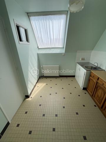 BSK IMMOBILIER vous présente : Rare sur le secteur !
À quelques minutes à pied du centre historique de Ploërmel, découvrez cette maison familiale de 174 m² habitables implantée sur un beau terrain clos, arboré et entretenu de plus de 1 000 m², avec la possibilité de détacher une parcelle constructible (validation mairie obtenue).
Son emplacement privilégié vous permet de profiter de toutes les commodités : commerces, écoles, collèges, lycées, infrastructures médicales, culturelles et sportives.

Construite en 1972 et bien entretenue, cette maison séduit par ses volumes généreux, sa luminosité et ses nombreuses possibilités d'aménagement.
Au rez-de-chaussée : Entrée accueillante, vaste séjour-salon baigné de lumière avec cheminée, cuisine aménagée et équipée, trois belles chambres, salle de bains et WC indépendant.
À l'étage : Grand palier lumineux, deux grandes chambres supplémentaires, une salle d'eau, une pièce avec point d'eau (idéale pour un bureau, pièce d'activité ou chambre d'appoint), WC indépendant..
Espaces complémentaires :
- Grenier aménageable offrant un beau potentiel d'agrandissement
- Sous-sol complet comprenant : Chaufferie avec chaudière gaz Frisquet récente (2020), deux grands garages, une buanderie, espaces de rangement

Un extérieur aux multiples atouts :
Le jardin constitue un véritable coup de cœur : entièrement clos, arboré et engazonné, il offre un cadre de vie agréable et préservé. Un puits avec pompe de puisage complète cet espace idéal pour les amoureux du jardin et les projets familiaux.

Les points forts :
✓ Terrain divisible avec possibilité de créer un terrain à bâtir
✓ Emplacement recherché proche de toutes les commodités
✓ 5 chambres et de beaux volumes de vie
✓ Grenier aménageable
✓ Sous-sol complet avec grand garage
✓ Toiture en ardoises naturelles
✓ Chaudière gaz récente (2020)
✓ Fort potentiel de valorisation

Situation idéale :
Centre-ville accessible à pied
30 minutes de Vannes et du Golfe du Morbihan
45 minutes de Rennes
Accès rapide à la RN24 (2x2 voies)

Une opportunité rare à Ploërmel pour une famille à la recherche d'espace, de confort et d'un investissement offrant un fort potentiel d'évolution.
Contactez-moi rapidement afin d'organiser une visite sans tarder !
