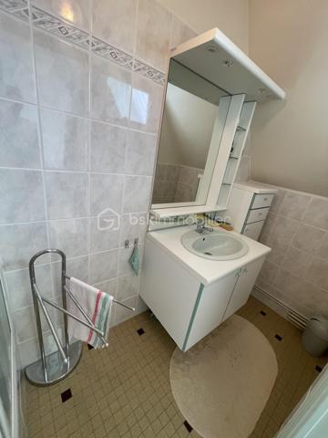 BSK IMMOBILIER vous présente : Rare sur le secteur !
À quelques minutes à pied du centre historique de Ploërmel, découvrez cette maison familiale de 174 m² habitables implantée sur un beau terrain clos, arboré et entretenu de plus de 1 000 m², avec la possibilité de détacher une parcelle constructible (validation mairie obtenue).
Son emplacement privilégié vous permet de profiter de toutes les commodités : commerces, écoles, collèges, lycées, infrastructures médicales, culturelles et sportives.

Construite en 1972 et bien entretenue, cette maison séduit par ses volumes généreux, sa luminosité et ses nombreuses possibilités d'aménagement.
Au rez-de-chaussée : Entrée accueillante, vaste séjour-salon baigné de lumière avec cheminée, cuisine aménagée et équipée, trois belles chambres, salle de bains et WC indépendant.
À l'étage : Grand palier lumineux, deux grandes chambres supplémentaires, une salle d'eau, une pièce avec point d'eau (idéale pour un bureau, pièce d'activité ou chambre d'appoint), WC indépendant..
Espaces complémentaires :
- Grenier aménageable offrant un beau potentiel d'agrandissement
- Sous-sol complet comprenant : Chaufferie avec chaudière gaz Frisquet récente (2020), deux grands garages, une buanderie, espaces de rangement

Un extérieur aux multiples atouts :
Le jardin constitue un véritable coup de cœur : entièrement clos, arboré et engazonné, il offre un cadre de vie agréable et préservé. Un puits avec pompe de puisage complète cet espace idéal pour les amoureux du jardin et les projets familiaux.

Les points forts :
✓ Terrain divisible avec possibilité de créer un terrain à bâtir
✓ Emplacement recherché proche de toutes les commodités
✓ 5 chambres et de beaux volumes de vie
✓ Grenier aménageable
✓ Sous-sol complet avec grand garage
✓ Toiture en ardoises naturelles
✓ Chaudière gaz récente (2020)
✓ Fort potentiel de valorisation

Situation idéale :
Centre-ville accessible à pied
30 minutes de Vannes et du Golfe du Morbihan
45 minutes de Rennes
Accès rapide à la RN24 (2x2 voies)

Une opportunité rare à Ploërmel pour une famille à la recherche d'espace, de confort et d'un investissement offrant un fort potentiel d'évolution.
Contactez-moi rapidement afin d'organiser une visite sans tarder !