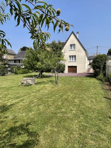 BSK IMMOBILIER vous présente : Rare sur le secteur !
À quelques minutes à pied du centre historique de Ploërmel, découvrez cette maison familiale de 174 m² habitables implantée sur un beau terrain clos, arboré et entretenu de plus de 1 000 m², avec la possibilité de détacher une parcelle constructible (validation mairie obtenue).
Son emplacement privilégié vous permet de profiter de toutes les commodités : commerces, écoles, collèges, lycées, infrastructures médicales, culturelles et sportives.

Construite en 1972 et bien entretenue, cette maison séduit par ses volumes généreux, sa luminosité et ses nombreuses possibilités d'aménagement.
Au rez-de-chaussée : Entrée accueillante, vaste séjour-salon baigné de lumière avec cheminée, cuisine aménagée et équipée, trois belles chambres, salle de bains et WC indépendant.
À l'étage : Grand palier lumineux, deux grandes chambres supplémentaires, une salle d'eau, une pièce avec point d'eau (idéale pour un bureau, pièce d'activité ou chambre d'appoint), WC indépendant..
Espaces complémentaires :
- Grenier aménageable offrant un beau potentiel d'agrandissement
- Sous-sol complet comprenant : Chaufferie avec chaudière gaz Frisquet récente (2020), deux grands garages, une buanderie, espaces de rangement

Un extérieur aux multiples atouts :
Le jardin constitue un véritable coup de cœur : entièrement clos, arboré et engazonné, il offre un cadre de vie agréable et préservé. Un puits avec pompe de puisage complète cet espace idéal pour les amoureux du jardin et les projets familiaux.

Les points forts :
✓ Terrain divisible avec possibilité de créer un terrain à bâtir
✓ Emplacement recherché proche de toutes les commodités
✓ 5 chambres et de beaux volumes de vie
✓ Grenier aménageable
✓ Sous-sol complet avec grand garage
✓ Toiture en ardoises naturelles
✓ Chaudière gaz récente (2020)
✓ Fort potentiel de valorisation

Situation idéale :
Centre-ville accessible à pied
30 minutes de Vannes et du Golfe du Morbihan
45 minutes de Rennes
Accès rapide à la RN24 (2x2 voies)

Une opportunité rare à Ploërmel pour une famille à la recherche d'espace, de confort et d'un investissement offrant un fort potentiel d'évolution.
Contactez-moi rapidement afin d'organiser une visite sans tarder !