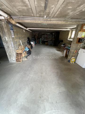 BSK IMMOBILIER vous présente : Rare sur le secteur !
À quelques minutes à pied du centre historique de Ploërmel, découvrez cette maison familiale de 174 m² habitables implantée sur un beau terrain clos, arboré et entretenu de plus de 1 000 m², avec la possibilité de détacher une parcelle constructible (validation mairie obtenue).
Son emplacement privilégié vous permet de profiter de toutes les commodités : commerces, écoles, collèges, lycées, infrastructures médicales, culturelles et sportives.

Construite en 1972 et bien entretenue, cette maison séduit par ses volumes généreux, sa luminosité et ses nombreuses possibilités d'aménagement.
Au rez-de-chaussée : Entrée accueillante, vaste séjour-salon baigné de lumière avec cheminée, cuisine aménagée et équipée, trois belles chambres, salle de bains et WC indépendant.
À l'étage : Grand palier lumineux, deux grandes chambres supplémentaires, une salle d'eau, une pièce avec point d'eau (idéale pour un bureau, pièce d'activité ou chambre d'appoint), WC indépendant..
Espaces complémentaires :
- Grenier aménageable offrant un beau potentiel d'agrandissement
- Sous-sol complet comprenant : Chaufferie avec chaudière gaz Frisquet récente (2020), deux grands garages, une buanderie, espaces de rangement

Un extérieur aux multiples atouts :
Le jardin constitue un véritable coup de cœur : entièrement clos, arboré et engazonné, il offre un cadre de vie agréable et préservé. Un puits avec pompe de puisage complète cet espace idéal pour les amoureux du jardin et les projets familiaux.

Les points forts :
✓ Terrain divisible avec possibilité de créer un terrain à bâtir
✓ Emplacement recherché proche de toutes les commodités
✓ 5 chambres et de beaux volumes de vie
✓ Grenier aménageable
✓ Sous-sol complet avec grand garage
✓ Toiture en ardoises naturelles
✓ Chaudière gaz récente (2020)
✓ Fort potentiel de valorisation

Situation idéale :
Centre-ville accessible à pied
30 minutes de Vannes et du Golfe du Morbihan
45 minutes de Rennes
Accès rapide à la RN24 (2x2 voies)

Une opportunité rare à Ploërmel pour une famille à la recherche d'espace, de confort et d'un investissement offrant un fort potentiel d'évolution.
Contactez-moi rapidement afin d'organiser une visite sans tarder !
