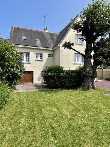 BSK IMMOBILIER vous présente : Rare sur le secteur !
À quelques minutes à pied du centre historique de Ploërmel, découvrez cette maison familiale de 174 m² habitables implantée sur un beau terrain clos, arboré et entretenu de plus de 1 000 m², avec la possibilité de détacher une parcelle constructible (validation mairie obtenue).
Son emplacement privilégié vous permet de profiter de toutes les commodités : commerces, écoles, collèges, lycées, infrastructures médicales, culturelles et sportives.

Construite en 1972 et bien entretenue, cette maison séduit par ses volumes généreux, sa luminosité et ses nombreuses possibilités d'aménagement.
Au rez-de-chaussée : Entrée accueillante, vaste séjour-salon baigné de lumière avec cheminée, cuisine aménagée et équipée, trois belles chambres, salle de bains et WC indépendant.
À l'étage : Grand palier lumineux, deux grandes chambres supplémentaires, une salle d'eau, une pièce avec point d'eau (idéale pour un bureau, pièce d'activité ou chambre d'appoint), WC indépendant..
Espaces complémentaires :
- Grenier aménageable offrant un beau potentiel d'agrandissement
- Sous-sol complet comprenant : Chaufferie avec chaudière gaz Frisquet récente (2020), deux grands garages, une buanderie, espaces de rangement

Un extérieur aux multiples atouts :
Le jardin constitue un véritable coup de cœur : entièrement clos, arboré et engazonné, il offre un cadre de vie agréable et préservé. Un puits avec pompe de puisage complète cet espace idéal pour les amoureux du jardin et les projets familiaux.

Les points forts :
✓ Terrain divisible avec possibilité de créer un terrain à bâtir
✓ Emplacement recherché proche de toutes les commodités
✓ 5 chambres et de beaux volumes de vie
✓ Grenier aménageable
✓ Sous-sol complet avec grand garage
✓ Toiture en ardoises naturelles
✓ Chaudière gaz récente (2020)
✓ Fort potentiel de valorisation

Situation idéale :
Centre-ville accessible à pied
30 minutes de Vannes et du Golfe du Morbihan
45 minutes de Rennes
Accès rapide à la RN24 (2x2 voies)

Une opportunité rare à Ploërmel pour une famille à la recherche d'espace, de confort et d'un investissement offrant un fort potentiel d'évolution.
Contactez-moi rapidement afin d'organiser une visite sans tarder !