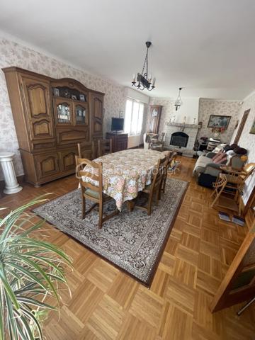 BSK IMMOBILIER vous présente : Rare sur le secteur !
À quelques minutes à pied du centre historique de Ploërmel, découvrez cette maison familiale de 174 m² habitables implantée sur un beau terrain clos, arboré et entretenu de plus de 1 000 m², avec la possibilité de détacher une parcelle constructible (validation mairie obtenue).
Son emplacement privilégié vous permet de profiter de toutes les commodités : commerces, écoles, collèges, lycées, infrastructures médicales, culturelles et sportives.

Construite en 1972 et bien entretenue, cette maison séduit par ses volumes généreux, sa luminosité et ses nombreuses possibilités d'aménagement.
Au rez-de-chaussée : Entrée accueillante, vaste séjour-salon baigné de lumière avec cheminée, cuisine aménagée et équipée, trois belles chambres, salle de bains et WC indépendant.
À l'étage : Grand palier lumineux, deux grandes chambres supplémentaires, une salle d'eau, une pièce avec point d'eau (idéale pour un bureau, pièce d'activité ou chambre d'appoint), WC indépendant..
Espaces complémentaires :
- Grenier aménageable offrant un beau potentiel d'agrandissement
- Sous-sol complet comprenant : Chaufferie avec chaudière gaz Frisquet récente (2020), deux grands garages, une buanderie, espaces de rangement

Un extérieur aux multiples atouts :
Le jardin constitue un véritable coup de cœur : entièrement clos, arboré et engazonné, il offre un cadre de vie agréable et préservé. Un puits avec pompe de puisage complète cet espace idéal pour les amoureux du jardin et les projets familiaux.

Les points forts :
✓ Terrain divisible avec possibilité de créer un terrain à bâtir
✓ Emplacement recherché proche de toutes les commodités
✓ 5 chambres et de beaux volumes de vie
✓ Grenier aménageable
✓ Sous-sol complet avec grand garage
✓ Toiture en ardoises naturelles
✓ Chaudière gaz récente (2020)
✓ Fort potentiel de valorisation

Situation idéale :
Centre-ville accessible à pied
30 minutes de Vannes et du Golfe du Morbihan
45 minutes de Rennes
Accès rapide à la RN24 (2x2 voies)

Une opportunité rare à Ploërmel pour une famille à la recherche d'espace, de confort et d'un investissement offrant un fort potentiel d'évolution.
Contactez-moi rapidement afin d'organiser une visite sans tarder !
