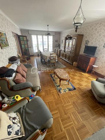 BSK IMMOBILIER vous présente : Rare sur le secteur !
À quelques minutes à pied du centre historique de Ploërmel, découvrez cette maison familiale de 174 m² habitables implantée sur un beau terrain clos, arboré et entretenu de plus de 1 000 m², avec la possibilité de détacher une parcelle constructible (validation mairie obtenue).
Son emplacement privilégié vous permet de profiter de toutes les commodités : commerces, écoles, collèges, lycées, infrastructures médicales, culturelles et sportives.

Construite en 1972 et bien entretenue, cette maison séduit par ses volumes généreux, sa luminosité et ses nombreuses possibilités d'aménagement.
Au rez-de-chaussée : Entrée accueillante, vaste séjour-salon baigné de lumière avec cheminée, cuisine aménagée et équipée, trois belles chambres, salle de bains et WC indépendant.
À l'étage : Grand palier lumineux, deux grandes chambres supplémentaires, une salle d'eau, une pièce avec point d'eau (idéale pour un bureau, pièce d'activité ou chambre d'appoint), WC indépendant..
Espaces complémentaires :
- Grenier aménageable offrant un beau potentiel d'agrandissement
- Sous-sol complet comprenant : Chaufferie avec chaudière gaz Frisquet récente (2020), deux grands garages, une buanderie, espaces de rangement

Un extérieur aux multiples atouts :
Le jardin constitue un véritable coup de cœur : entièrement clos, arboré et engazonné, il offre un cadre de vie agréable et préservé. Un puits avec pompe de puisage complète cet espace idéal pour les amoureux du jardin et les projets familiaux.

Les points forts :
✓ Terrain divisible avec possibilité de créer un terrain à bâtir
✓ Emplacement recherché proche de toutes les commodités
✓ 5 chambres et de beaux volumes de vie
✓ Grenier aménageable
✓ Sous-sol complet avec grand garage
✓ Toiture en ardoises naturelles
✓ Chaudière gaz récente (2020)
✓ Fort potentiel de valorisation

Situation idéale :
Centre-ville accessible à pied
30 minutes de Vannes et du Golfe du Morbihan
45 minutes de Rennes
Accès rapide à la RN24 (2x2 voies)

Une opportunité rare à Ploërmel pour une famille à la recherche d'espace, de confort et d'un investissement offrant un fort potentiel d'évolution.
Contactez-moi rapidement afin d'organiser une visite sans tarder !