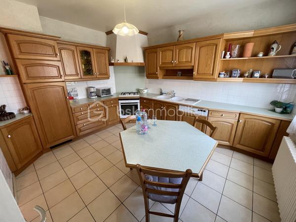 BSK IMMOBILIER vous présente : Rare sur le secteur !
À quelques minutes à pied du centre historique de Ploërmel, découvrez cette maison familiale de 174 m² habitables implantée sur un beau terrain clos, arboré et entretenu de plus de 1 000 m², avec la possibilité de détacher une parcelle constructible (validation mairie obtenue).
Son emplacement privilégié vous permet de profiter de toutes les commodités : commerces, écoles, collèges, lycées, infrastructures médicales, culturelles et sportives.

Construite en 1972 et bien entretenue, cette maison séduit par ses volumes généreux, sa luminosité et ses nombreuses possibilités d'aménagement.
Au rez-de-chaussée : Entrée accueillante, vaste séjour-salon baigné de lumière avec cheminée, cuisine aménagée et équipée, trois belles chambres, salle de bains et WC indépendant.
À l'étage : Grand palier lumineux, deux grandes chambres supplémentaires, une salle d'eau, une pièce avec point d'eau (idéale pour un bureau, pièce d'activité ou chambre d'appoint), WC indépendant..
Espaces complémentaires :
- Grenier aménageable offrant un beau potentiel d'agrandissement
- Sous-sol complet comprenant : Chaufferie avec chaudière gaz Frisquet récente (2020), deux grands garages, une buanderie, espaces de rangement

Un extérieur aux multiples atouts :
Le jardin constitue un véritable coup de cœur : entièrement clos, arboré et engazonné, il offre un cadre de vie agréable et préservé. Un puits avec pompe de puisage complète cet espace idéal pour les amoureux du jardin et les projets familiaux.

Les points forts :
✓ Terrain divisible avec possibilité de créer un terrain à bâtir
✓ Emplacement recherché proche de toutes les commodités
✓ 5 chambres et de beaux volumes de vie
✓ Grenier aménageable
✓ Sous-sol complet avec grand garage
✓ Toiture en ardoises naturelles
✓ Chaudière gaz récente (2020)
✓ Fort potentiel de valorisation

Situation idéale :
Centre-ville accessible à pied
30 minutes de Vannes et du Golfe du Morbihan
45 minutes de Rennes
Accès rapide à la RN24 (2x2 voies)

Une opportunité rare à Ploërmel pour une famille à la recherche d'espace, de confort et d'un investissement offrant un fort potentiel d'évolution.
Contactez-moi rapidement afin d'organiser une visite sans tarder !
