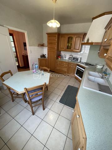 BSK IMMOBILIER vous présente : Rare sur le secteur !
À quelques minutes à pied du centre historique de Ploërmel, découvrez cette maison familiale de 174 m² habitables implantée sur un beau terrain clos, arboré et entretenu de plus de 1 000 m², avec la possibilité de détacher une parcelle constructible (validation mairie obtenue).
Son emplacement privilégié vous permet de profiter de toutes les commodités : commerces, écoles, collèges, lycées, infrastructures médicales, culturelles et sportives.

Construite en 1972 et bien entretenue, cette maison séduit par ses volumes généreux, sa luminosité et ses nombreuses possibilités d'aménagement.
Au rez-de-chaussée : Entrée accueillante, vaste séjour-salon baigné de lumière avec cheminée, cuisine aménagée et équipée, trois belles chambres, salle de bains et WC indépendant.
À l'étage : Grand palier lumineux, deux grandes chambres supplémentaires, une salle d'eau, une pièce avec point d'eau (idéale pour un bureau, pièce d'activité ou chambre d'appoint), WC indépendant..
Espaces complémentaires :
- Grenier aménageable offrant un beau potentiel d'agrandissement
- Sous-sol complet comprenant : Chaufferie avec chaudière gaz Frisquet récente (2020), deux grands garages, une buanderie, espaces de rangement

Un extérieur aux multiples atouts :
Le jardin constitue un véritable coup de cœur : entièrement clos, arboré et engazonné, il offre un cadre de vie agréable et préservé. Un puits avec pompe de puisage complète cet espace idéal pour les amoureux du jardin et les projets familiaux.

Les points forts :
✓ Terrain divisible avec possibilité de créer un terrain à bâtir
✓ Emplacement recherché proche de toutes les commodités
✓ 5 chambres et de beaux volumes de vie
✓ Grenier aménageable
✓ Sous-sol complet avec grand garage
✓ Toiture en ardoises naturelles
✓ Chaudière gaz récente (2020)
✓ Fort potentiel de valorisation

Situation idéale :
Centre-ville accessible à pied
30 minutes de Vannes et du Golfe du Morbihan
45 minutes de Rennes
Accès rapide à la RN24 (2x2 voies)

Une opportunité rare à Ploërmel pour une famille à la recherche d'espace, de confort et d'un investissement offrant un fort potentiel d'évolution.
Contactez-moi rapidement afin d'organiser une visite sans tarder !