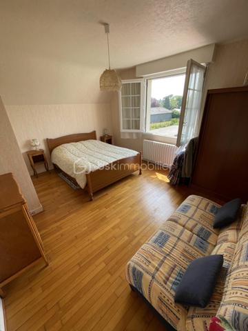 BSK IMMOBILIER vous présente : Rare sur le secteur !
À quelques minutes à pied du centre historique de Ploërmel, découvrez cette maison familiale de 174 m² habitables implantée sur un beau terrain clos, arboré et entretenu de plus de 1 000 m², avec la possibilité de détacher une parcelle constructible (validation mairie obtenue).
Son emplacement privilégié vous permet de profiter de toutes les commodités : commerces, écoles, collèges, lycées, infrastructures médicales, culturelles et sportives.

Construite en 1972 et bien entretenue, cette maison séduit par ses volumes généreux, sa luminosité et ses nombreuses possibilités d'aménagement.
Au rez-de-chaussée : Entrée accueillante, vaste séjour-salon baigné de lumière avec cheminée, cuisine aménagée et équipée, trois belles chambres, salle de bains et WC indépendant.
À l'étage : Grand palier lumineux, deux grandes chambres supplémentaires, une salle d'eau, une pièce avec point d'eau (idéale pour un bureau, pièce d'activité ou chambre d'appoint), WC indépendant..
Espaces complémentaires :
- Grenier aménageable offrant un beau potentiel d'agrandissement
- Sous-sol complet comprenant : Chaufferie avec chaudière gaz Frisquet récente (2020), deux grands garages, une buanderie, espaces de rangement

Un extérieur aux multiples atouts :
Le jardin constitue un véritable coup de cœur : entièrement clos, arboré et engazonné, il offre un cadre de vie agréable et préservé. Un puits avec pompe de puisage complète cet espace idéal pour les amoureux du jardin et les projets familiaux.

Les points forts :
✓ Terrain divisible avec possibilité de créer un terrain à bâtir
✓ Emplacement recherché proche de toutes les commodités
✓ 5 chambres et de beaux volumes de vie
✓ Grenier aménageable
✓ Sous-sol complet avec grand garage
✓ Toiture en ardoises naturelles
✓ Chaudière gaz récente (2020)
✓ Fort potentiel de valorisation

Situation idéale :
Centre-ville accessible à pied
30 minutes de Vannes et du Golfe du Morbihan
45 minutes de Rennes
Accès rapide à la RN24 (2x2 voies)

Une opportunité rare à Ploërmel pour une famille à la recherche d'espace, de confort et d'un investissement offrant un fort potentiel d'évolution.
Contactez-moi rapidement afin d'organiser une visite sans tarder !