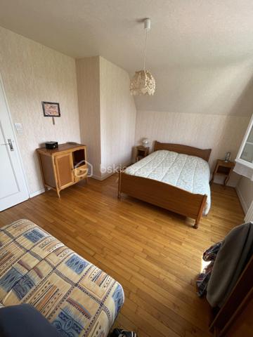 BSK IMMOBILIER vous présente : Rare sur le secteur !
À quelques minutes à pied du centre historique de Ploërmel, découvrez cette maison familiale de 174 m² habitables implantée sur un beau terrain clos, arboré et entretenu de plus de 1 000 m², avec la possibilité de détacher une parcelle constructible (validation mairie obtenue).
Son emplacement privilégié vous permet de profiter de toutes les commodités : commerces, écoles, collèges, lycées, infrastructures médicales, culturelles et sportives.

Construite en 1972 et bien entretenue, cette maison séduit par ses volumes généreux, sa luminosité et ses nombreuses possibilités d'aménagement.
Au rez-de-chaussée : Entrée accueillante, vaste séjour-salon baigné de lumière avec cheminée, cuisine aménagée et équipée, trois belles chambres, salle de bains et WC indépendant.
À l'étage : Grand palier lumineux, deux grandes chambres supplémentaires, une salle d'eau, une pièce avec point d'eau (idéale pour un bureau, pièce d'activité ou chambre d'appoint), WC indépendant..
Espaces complémentaires :
- Grenier aménageable offrant un beau potentiel d'agrandissement
- Sous-sol complet comprenant : Chaufferie avec chaudière gaz Frisquet récente (2020), deux grands garages, une buanderie, espaces de rangement

Un extérieur aux multiples atouts :
Le jardin constitue un véritable coup de cœur : entièrement clos, arboré et engazonné, il offre un cadre de vie agréable et préservé. Un puits avec pompe de puisage complète cet espace idéal pour les amoureux du jardin et les projets familiaux.

Les points forts :
✓ Terrain divisible avec possibilité de créer un terrain à bâtir
✓ Emplacement recherché proche de toutes les commodités
✓ 5 chambres et de beaux volumes de vie
✓ Grenier aménageable
✓ Sous-sol complet avec grand garage
✓ Toiture en ardoises naturelles
✓ Chaudière gaz récente (2020)
✓ Fort potentiel de valorisation

Situation idéale :
Centre-ville accessible à pied
30 minutes de Vannes et du Golfe du Morbihan
45 minutes de Rennes
Accès rapide à la RN24 (2x2 voies)

Une opportunité rare à Ploërmel pour une famille à la recherche d'espace, de confort et d'un investissement offrant un fort potentiel d'évolution.
Contactez-moi rapidement afin d'organiser une visite sans tarder !