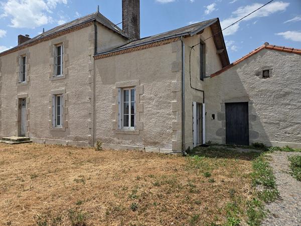 A BREUIL CHAUSSEE Maison de type 2 refaite à neuf, de 77 m² de plain-pied.