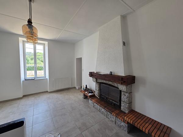 A BREUIL CHAUSSEE Maison de type 2 refaite à neuf, de 77 m² de plain-pied.