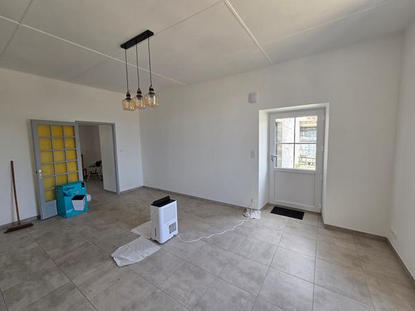 A BREUIL CHAUSSEE Maison de type 2 refaite à neuf, de 77 m² de plain-pied.