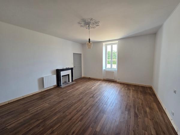 A BREUIL CHAUSSEE Maison de type 2 refaite à neuf, de 77 m² de plain-pied.