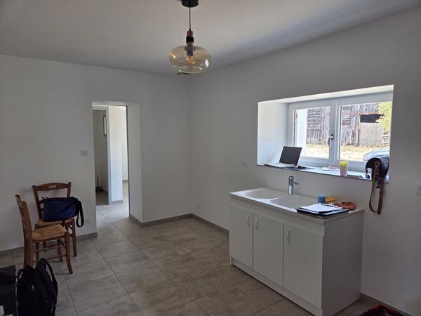 A BREUIL CHAUSSEE Maison de type 2 refaite à neuf, de 77 m² de plain-pied.