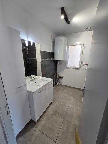 A BREUIL CHAUSSEE Maison de type 2 refaite à neuf, de 77 m² de plain-pied.