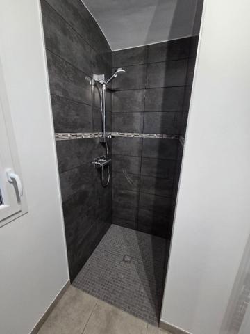 A BREUIL CHAUSSEE Maison de type 2 refaite à neuf, de 77 m² de plain-pied.