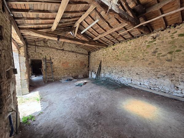 A BREUIL CHAUSSEE Maison de type 2 refaite à neuf, de 77 m² de plain-pied.