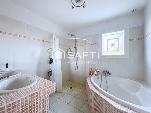 Belle contemporaine de plain pied avec piscine