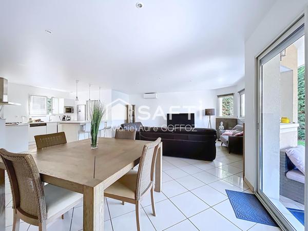 Belle contemporaine de plain pied avec piscine