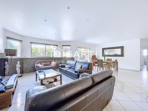 Belle contemporaine de plain pied avec piscine