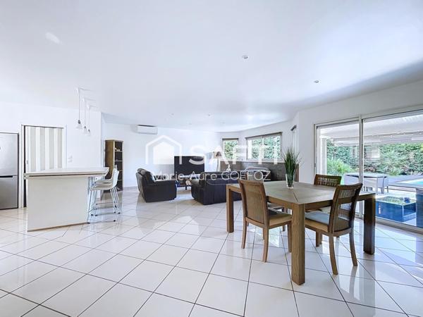 Belle contemporaine de plain pied avec piscine