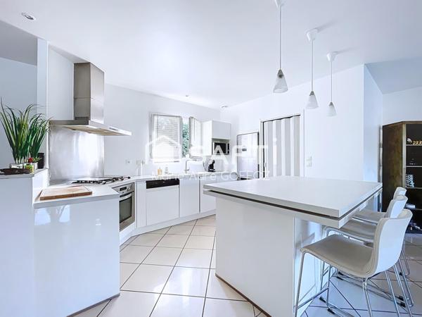 Belle contemporaine de plain pied avec piscine