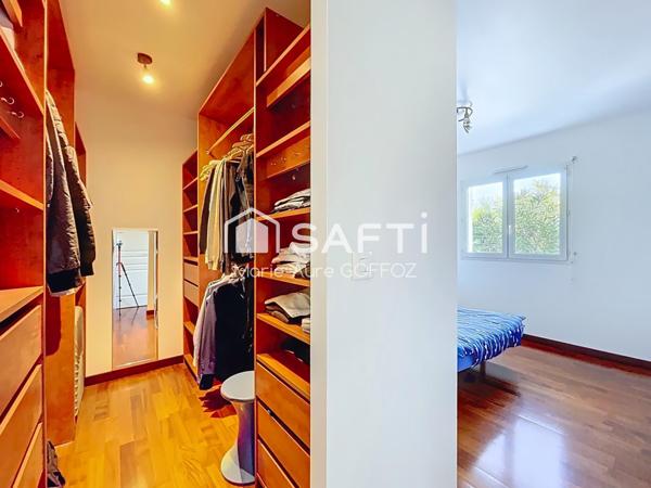 Belle contemporaine de plain pied avec piscine