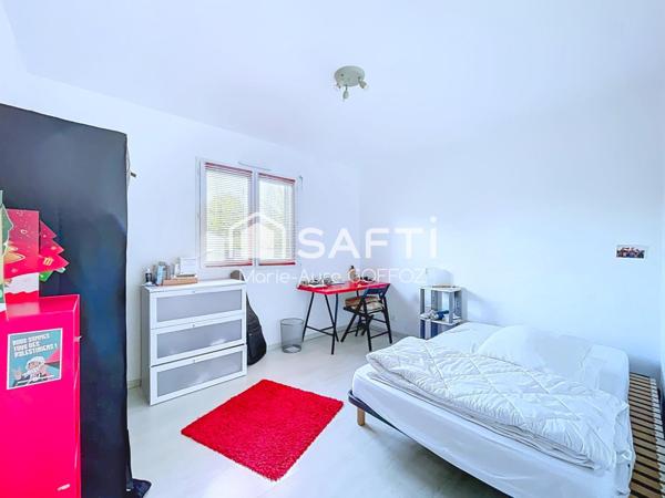 Belle contemporaine de plain pied avec piscine