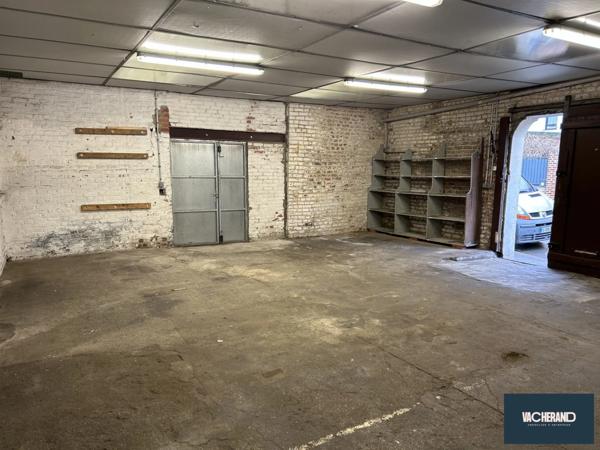 ENTREPÔT - STOCKAGE - 69 M²