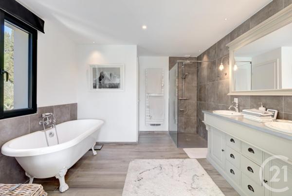 Maison à vendre  5 pièces - 223 m2 CHATEAUNEUF GRASSE - 06