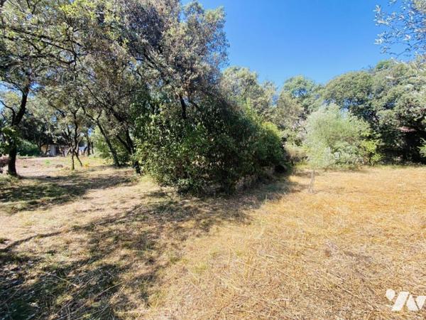 Une parcelle de terrain à bâtir de 800 m²