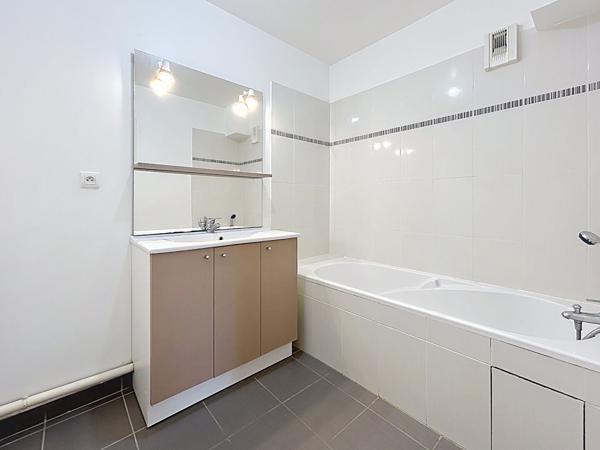 Appartement T3 en rez-de-jardin avec terrasse et parking privatif - SAINT-AVERTIN