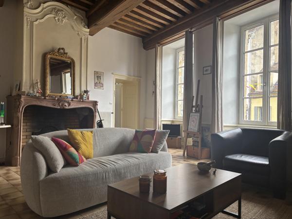 SEMUR EN AUXOIS centre-ville : appartement quatre piéces, 93m², avec une terrasse. Prix : 155 000€.