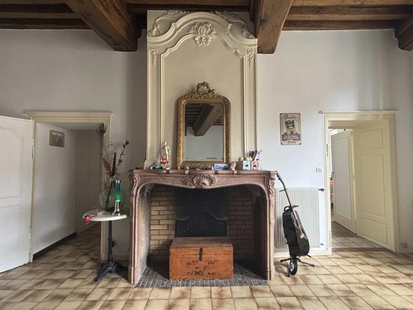 SEMUR EN AUXOIS centre-ville : appartement quatre piéces, 93m², avec une terrasse. Prix : 155 000€.