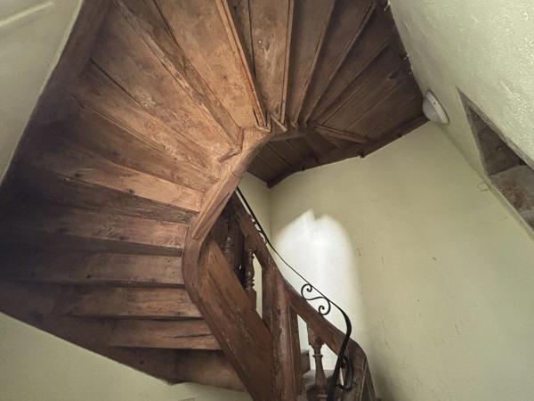 SEMUR EN AUXOIS centre-ville : appartement quatre piéces, 93m², avec une terrasse. Prix : 155 000€.
