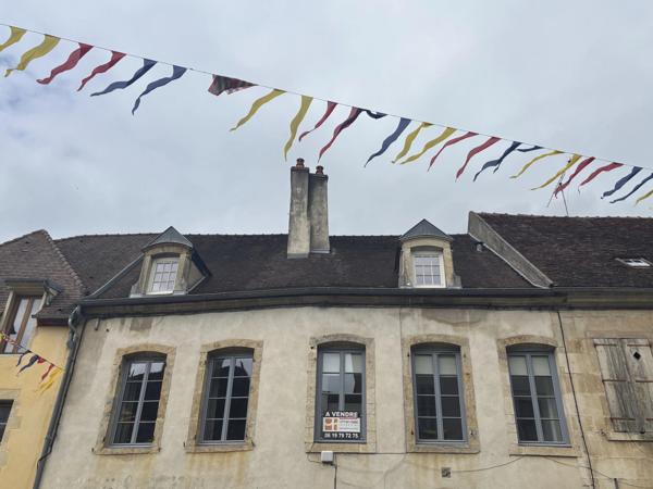 SEMUR EN AUXOIS centre-ville : appartement quatre piéces, 93m², avec une terrasse. Prix : 155 000€.