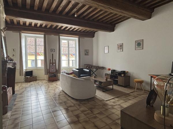 SEMUR EN AUXOIS centre-ville : appartement quatre piéces, 93m², avec une terrasse. Prix : 155 000€.
